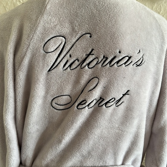 Victoria’s Secret Short Cozy Robe Light Pale Pink Black Logo Plush M/L FLAWS - Picture 8 of 13